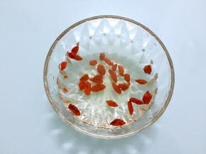 枸杞用清水浸泡备用