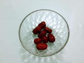 红枣洗净备用