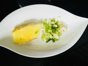 准备好葱姜，葱切葱花，姜切片备用