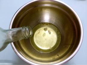 蛋清加入白醋，用电动打蛋器打成粗泡