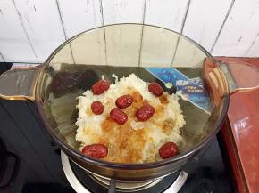 把桃胶、银耳、红枣一起放入锅中