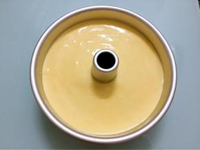 把蛋糕糊倒入八寸中空模具中，然后用手端住模具用力震几下，把大气泡震掉。