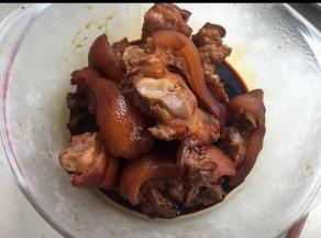 把主材的所有调料加入拌匀，腌制2-3小时。（中途翻个面）