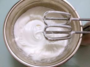 提起打蛋器有直直的小尖角即可，即为蛋白霜