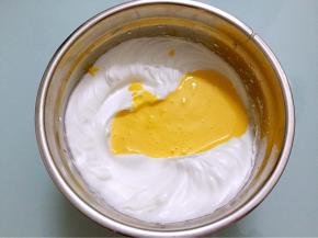 将拌匀的蛋黄糊全部倒入剩下的蛋白霜中拌匀