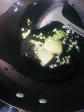 油温烧至五成热时放入葱姜爆香