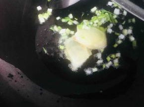 油温烧至五成热时放入葱姜爆香