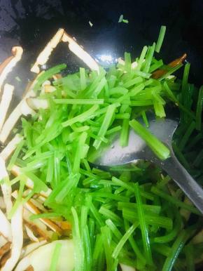 放入焯好水的芹菜继续翻炒至断生
