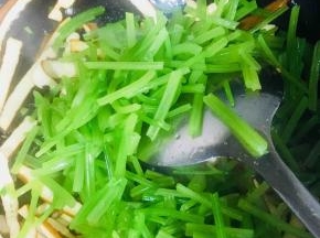 放入焯好水的芹菜继续翻炒至断生