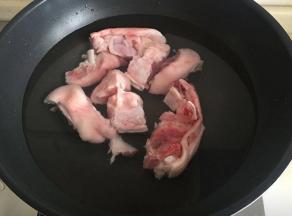 猪蹄洗净，冷水下锅煮沸去浮沫。