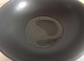 锅里放20克油，烧热