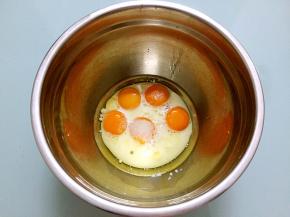 蛋黄中加入牛奶，玉米油，白糖搅拌均匀