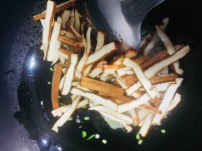 放入香干翻炒片刻