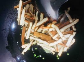 放入香干翻炒片刻