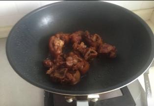 当如滤干的猪蹄小火煎