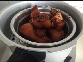 高压锅放适量水，放入蒸架，盖上锅盖蒸30分钟（水开后改中火）