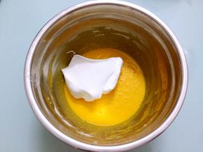 将三分之一蛋白霜倒入蛋黄糊拌匀