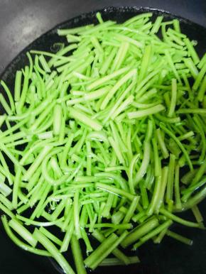 摘洗干净的芹菜切成小段放入开水中焯一下水。