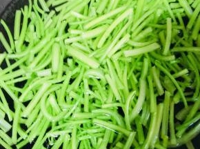 摘洗干净的芹菜切成小段放入开水中焯一下水。