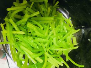 过完凉水放在碗里备用