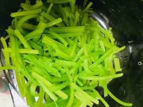 过完凉水放在碗里备用
