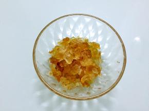 桃胶去除杂质洗净备用