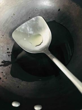 热锅放油