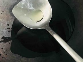 热锅放油