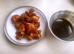 30分钟后，猪蹄已经很软了。滤去汤汁