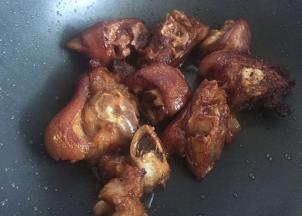 煎到猪蹄的油脂基本出来，肉皮焦香