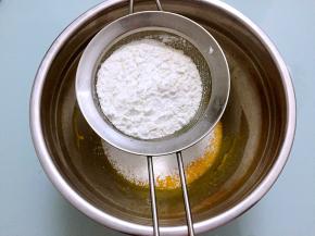 把低筋面粉和玉米淀粉混合后筛入（分两次筛入，每次筛入都要拌匀才能再筛入下一次）