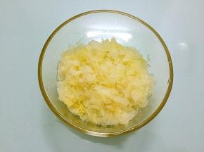 银耳洗净撕成小朵