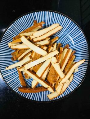 香干切成长条状备用