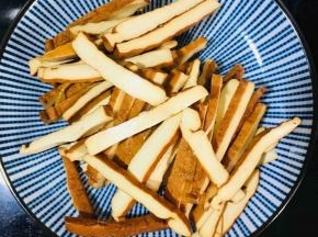 香干切成长条状备用