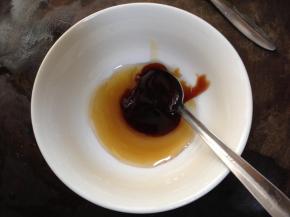 制作刷料：蜂蜜1大勺加入1小勺叉烧酱