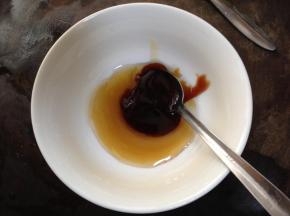 制作刷料：蜂蜜1大勺加入1小勺叉烧酱