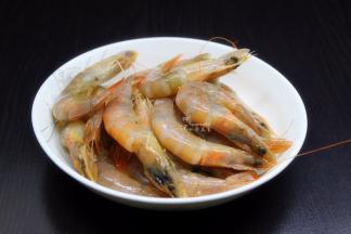 青虾解冻、洗净却虾线，放胡椒粉、姜粉腌制；