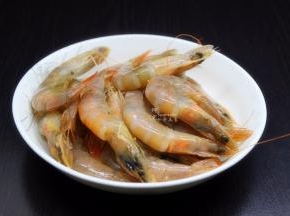青虾解冻、洗净却虾线，放胡椒粉、姜粉腌制；