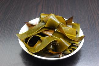 海鲜泡发，洗净，打成海带结；