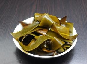 海鲜泡发，洗净，打成海带结；