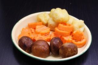 香菇、胡萝卜、豆腐等食材分别洗净