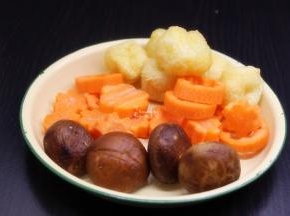 香菇、胡萝卜、豆腐等食材分别洗净