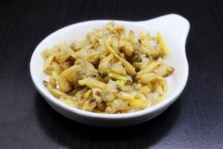 元贝洗净去，去内脏，汆烫去腥，捞出；