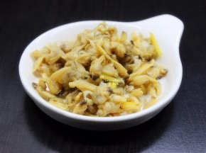 元贝洗净去，去内脏，汆烫去腥，捞出；