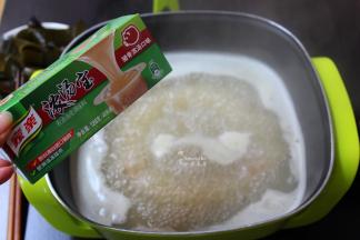 浓汤宝加水，煮沸；