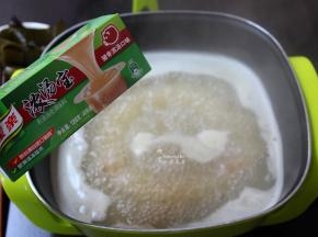浓汤宝加水，煮沸；