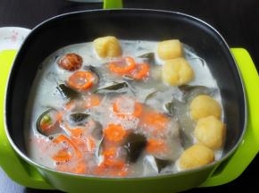 放入海带、元贝、胡萝卜、豆腐等食材汆烫熟；