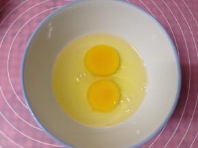 先来制作布丁液：鸡蛋入碗打散