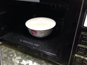 放入微波炉，叮一分钟搅匀加速砂糖融化
