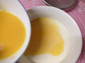 把蛋液倒入牛奶中，加入香草精（2、3滴就行）